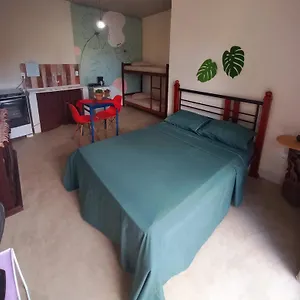  Quarto em Acomodações Particulares Suítes Monte Alto, Maré Arraial